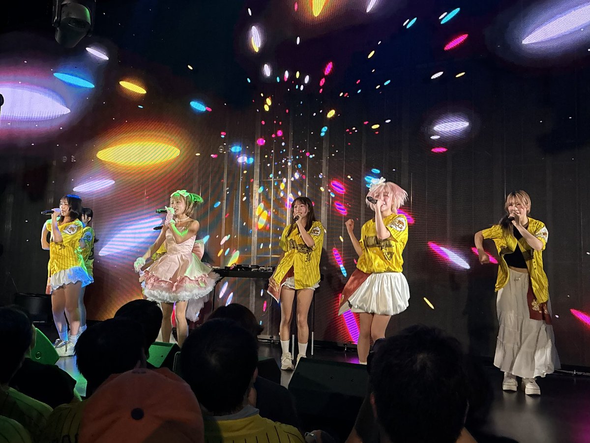 asobankuma's tweet photo. 今日のライブ✨
MAHO BIRTHDAY PARTY
２度目のSYNC north THEATER1
照明や後ろのLEDはすごいし
セトリも良かった😆👍
生誕のブロマイド…
まさかの犬🐶だけのがあった😳
かわいいからいいけどwww
MAHOちゃん本人は楽しかったみたい
自分が楽しめたのは一番いいよね👏
生誕おめでとう　楽しかったよ https://t.co/MFLEMMGymZ
