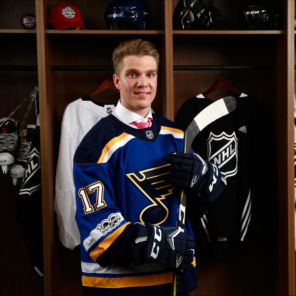 StLouisBlues's tweet photo. From an 18-year-old at the draft to a husband, dad and Captain 💙 https://t.co/IxT9eXnDYV
