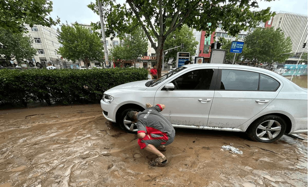 Kakamakasi's tweet photo. A stranger noticed my flat tire on the rain-soaked street and pulled over to help fix it, even though he was late for his own appointment. Small kindnesses make the world so warm. https://t.co/V2Ms4TAKXA