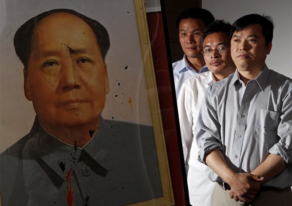 Sjz8964's tweet photo. 最讽刺的历史反差：毛泽东的家乡湖南人，曾在天安门用墨汁泼向他的画像——或许，那些被政治中心遮蔽的饥荒记忆，终究会以另一种方式回到历史现场。 https://t.co/MMVAjGNHUl