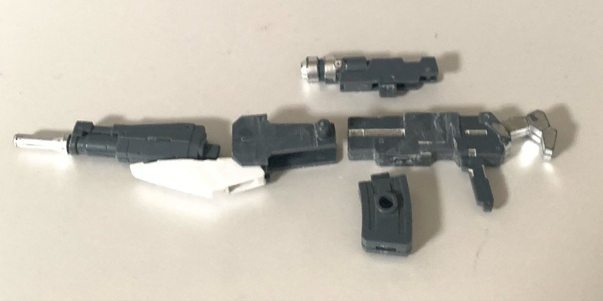 saygoodbye13301's tweet photo. ライフル改修中。

スコープの位置を前にズラせるよう専用のものに変更。
銃身の細さにも違和感があったので宇宙ポルタのクローで補修。

長すぎず短すぎず、携帯しやすい中距離武装のイメージで取り回しを考えたらこの形に。

#30MM 
#30ML https://t.co/MGscexZr7o