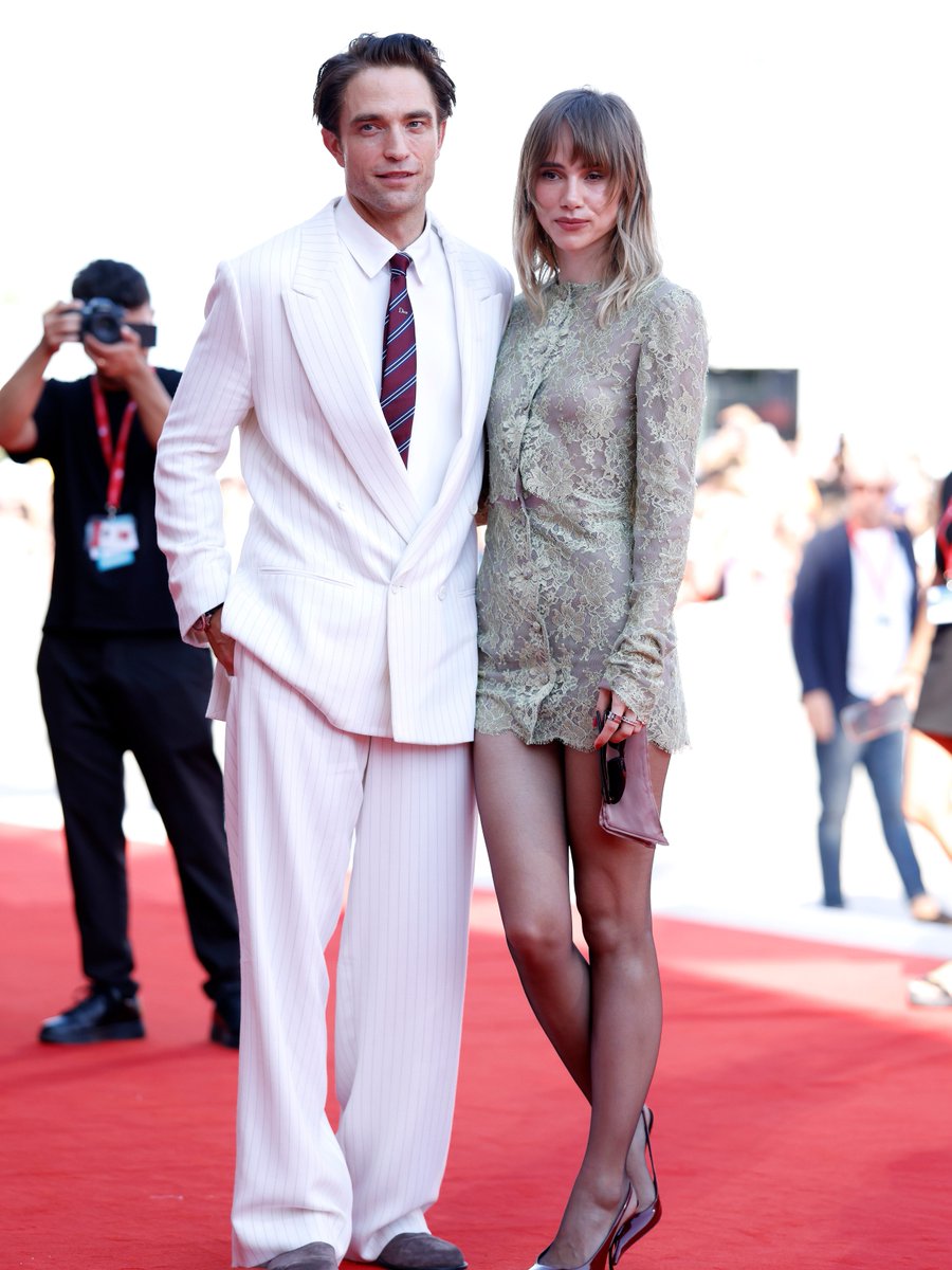 TheCut's tweet photo. Venice is for lovers!!! 💘 🇮🇹 Robert Pattinson and Suki Waterhouse hit the red carpet together for the #VeniceFilmFestival premiere of Rob’s To Catch a Predator-inspired film "Primetime" this afternoon. @sukiwaterhouse wore @ysl, and Mr. Pattinson donned @Dior. 👔 https://t.co/IV9XSYTzwX