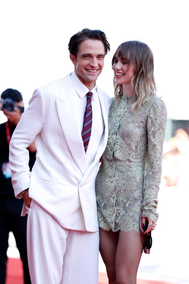 TheCut's tweet photo. Venice is for lovers!!! 💘 🇮🇹 Robert Pattinson and Suki Waterhouse hit the red carpet together for the #VeniceFilmFestival premiere of Rob’s To Catch a Predator-inspired film "Primetime" this afternoon. @sukiwaterhouse wore @ysl, and Mr. Pattinson donned @Dior. 👔 https://t.co/IV9XSYTzwX