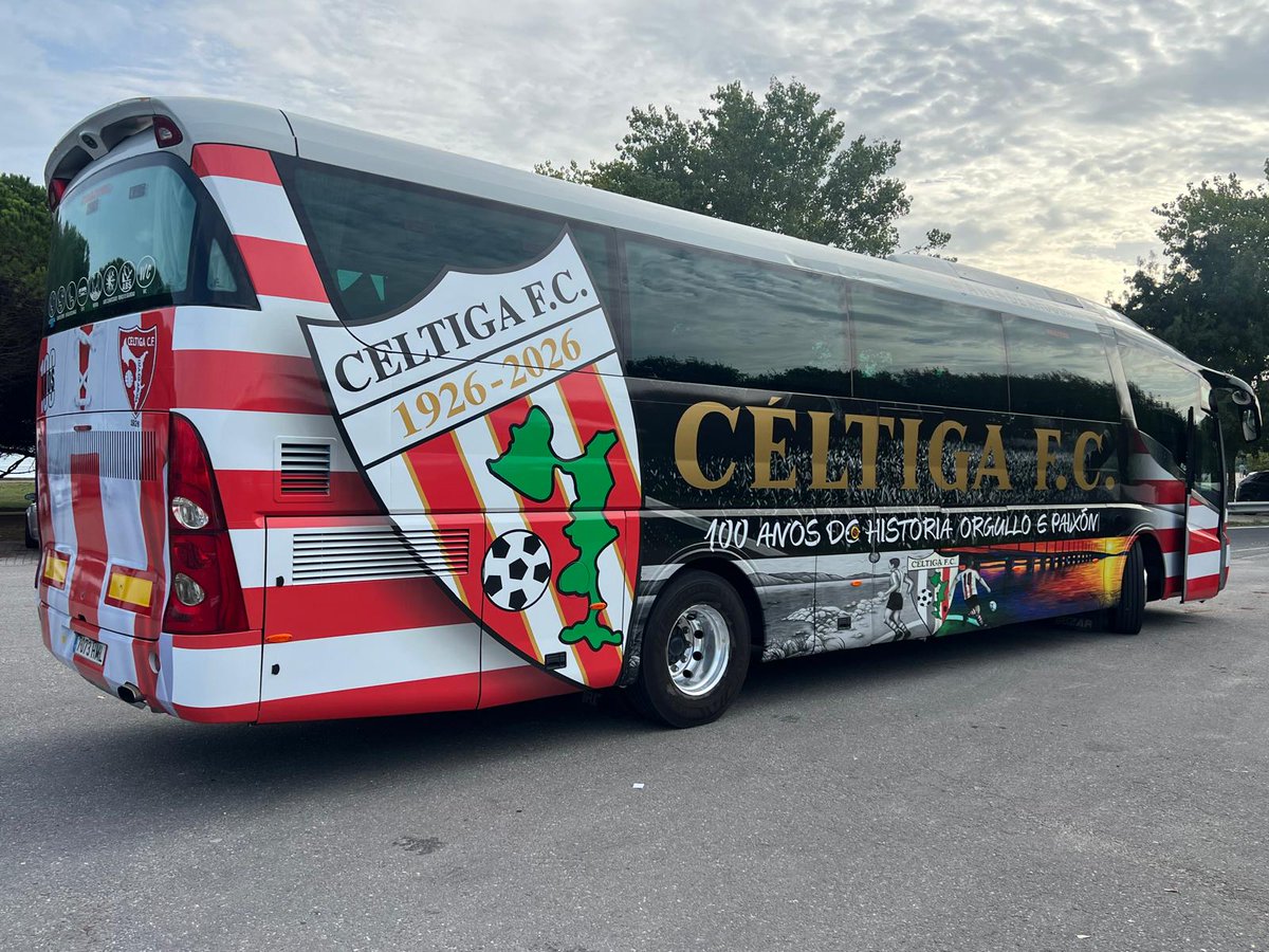 FCCeltiga's tweet photo. 🔴⚪ 100 ANOS SOBRE RODAS 🚌
Hai imaxes que quedan para o recordo. E esta é unha delas.
O Céltiga F.C. xa ten o seu autobús do Centenario, vestido coas nosas cores, coa nosa historia e con dous símbolos moi especiais deste ano: a camiseta dos 100 anos e o mural do Salvador Otero. https://t.co/1tzz7gh4Dd