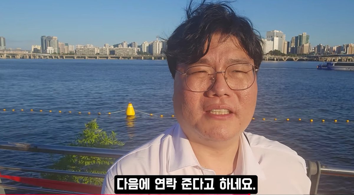 mad_dogdebt's tweet photo. 유튜브에서 본 40대 권고사직 현실.

지금 미친 AI의 발전 속도를 보면, 조만간 이런 사례들이 많아질지도 모른다는 생각이 든다. 

권고사직 당하고 5개월째 백수인 가장이신분.

처음 잘렸을 때만 해도 9월쯤이면 당연히 다시 취업해 있을 줄 알았다고 함.

근데 현실은 5개월째 취업준비중.

그나마 들어온 일자리 제안이

1. 세전 224만원. 연장, 휴일근무까지 해야 260만원 정도.
2. 다른 곳은 주 4일 250만원, 주 5일 300만원 정도인데 주말 고정근무에 밤 11시까지 일하는 날도 있음.

가족 먹여살려야 하는 40대 가장 입장에서는 진짜 모자라지. 솔직하게.

난 이런거 볼 때마다 항상 이야기하지만
직장인이 부업을 해야하는 이유가 단순히 '돈을 더 벌기 위해서'만은 아니라고 생각함.

회사에서 월 500, 600 잘 벌다가도
어느날 갑자기 잘리면 그냥 소득 0원. 좀 끔찍하지.

이 유튜브도 가장이라는 무거움에 하신거라고 생각됨.
(유튜브 출처- 나도 산다 : 40대 실직 가장의 생존기)