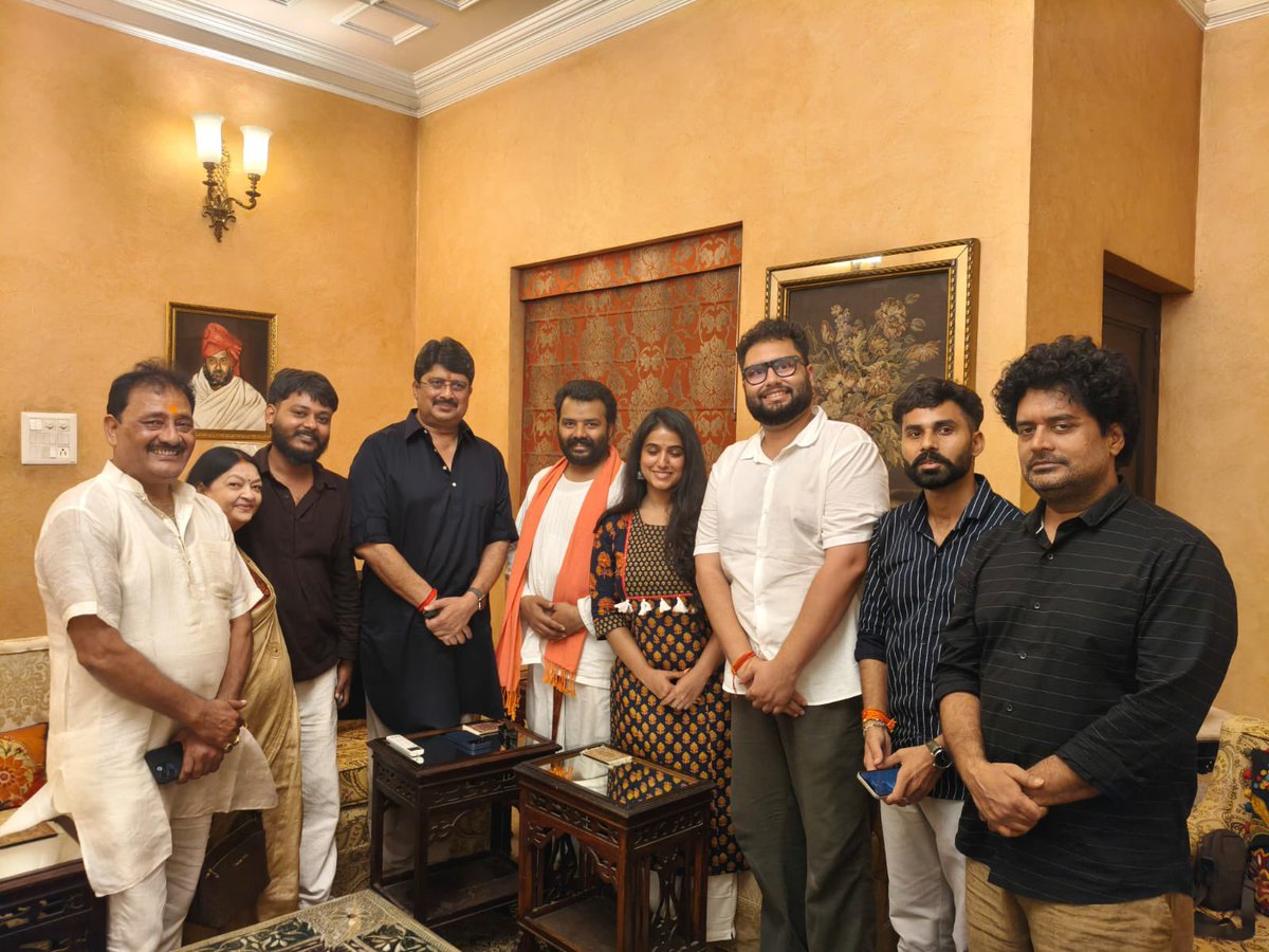 Raghuraj_Bhadri's tweet photo. पूज्य नींब करौरी बाबा के जीवन पर बनी फ़िल्म ‘हनुमान अंश’ की अद्भुत सफ़लता से फ़िल्म जगत स्तब्ध है।आस्थावानों का विश्वास है कि ये श्री हनुमान जी महाराज की कृपा से ही सम्भव हुआ है।आज इस फ़िल्म के पात्रों का ‘रामायण’ में पधारना मेरे लिये हर्ष और उल्लास का विषय है।निवेदन है कि आप लोग इसे अवश्य देखें। हॉल में देखेंगे तो पात्रों/निर्माता का उत्साहवर्धन होगा। जय जय सियाराम।
