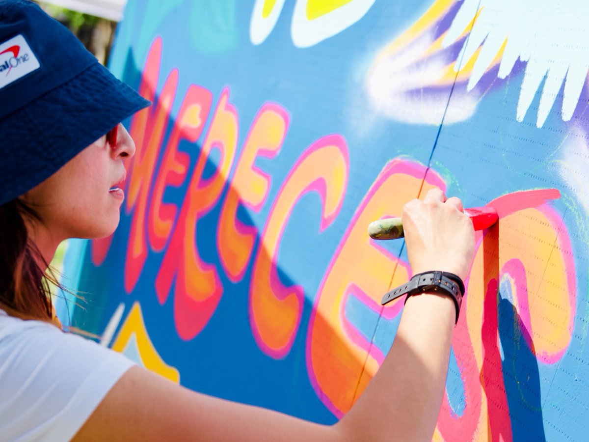 visit_dallas's tweet photo. Live muralists, local makers, and Dallas musicians light up Main Street Garden Sept. 10-13! Free music, art, food, and fun for all, pets included. 🎨🖌️🎶 

#Dallas #ThingsToDo #DowntownDallas #Music #LiveArt https://t.co/g3Zlmse5B9