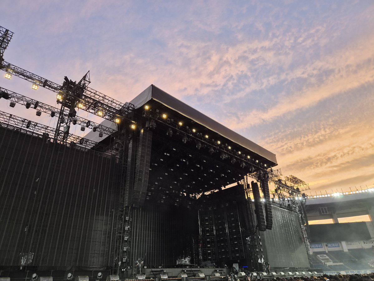 getintogreen's tweet photo. 2시간 스탠딩 대기하면서 봤던 이 노을을 잊지 못할 것 같아.......

시작 10분 전부터는 갑자기 내가 곧 공연본다는 사실에 벅차올라서 혼자 울먹거렸는데 
시작하자마자 내 앞사람들 파도마냥 휩쓸려서 사라지는거보고 ?? 눈물 쏙들어감 전투모드 on https://t.co/SVmfdOUeU8