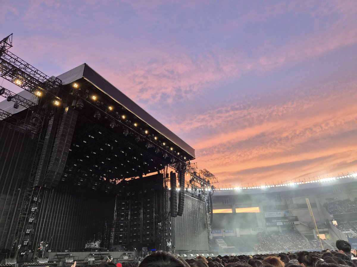 getintogreen's tweet photo. 2시간 스탠딩 대기하면서 봤던 이 노을을 잊지 못할 것 같아.......

시작 10분 전부터는 갑자기 내가 곧 공연본다는 사실에 벅차올라서 혼자 울먹거렸는데 
시작하자마자 내 앞사람들 파도마냥 휩쓸려서 사라지는거보고 ?? 눈물 쏙들어감 전투모드 on https://t.co/SVmfdOUeU8