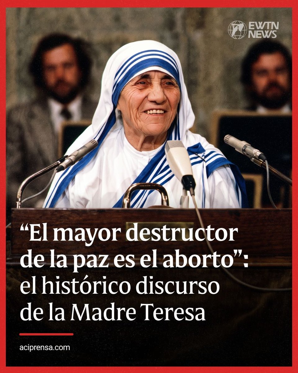 aciprensa's tweet photo. El 3 de febrero de 1994, Santa Teresa de Calcuta intervino en el Desayuno Nacional de Oración de Washington D.C., ante líderes políticos de Estados Unidos. Entre los asistentes estuvieron el presidente Bill Clinton, la primera dama Hillary Clinton y el vicepresidente Al Gore. La santa defendió con firmeza la dignidad de toda vida humana.

Madre Teresa afirmó que el aborto era “la amenaza más grande” contra la paz y llamó a acompañar con amor a las madres que enfrentan un embarazo difícil. Recordó que amar supone dar hasta que duela, e insistió en que tanto la madre como el padre deben ser apoyados para acoger y proteger la vida de sus hijos.

La fundadora de las Misioneras de la Caridad propuso la adopción como una respuesta de amor para los niños no deseados y pidió que se los confiaran a ella. También advirtió que la pobreza más profunda surge donde falta amor y se rechaza la vida. Su discurso fue un llamado a defender a los no nacidos con compasión y responsabilidad.

Más información:
👉 https://t.co/qWuLBdHpKA