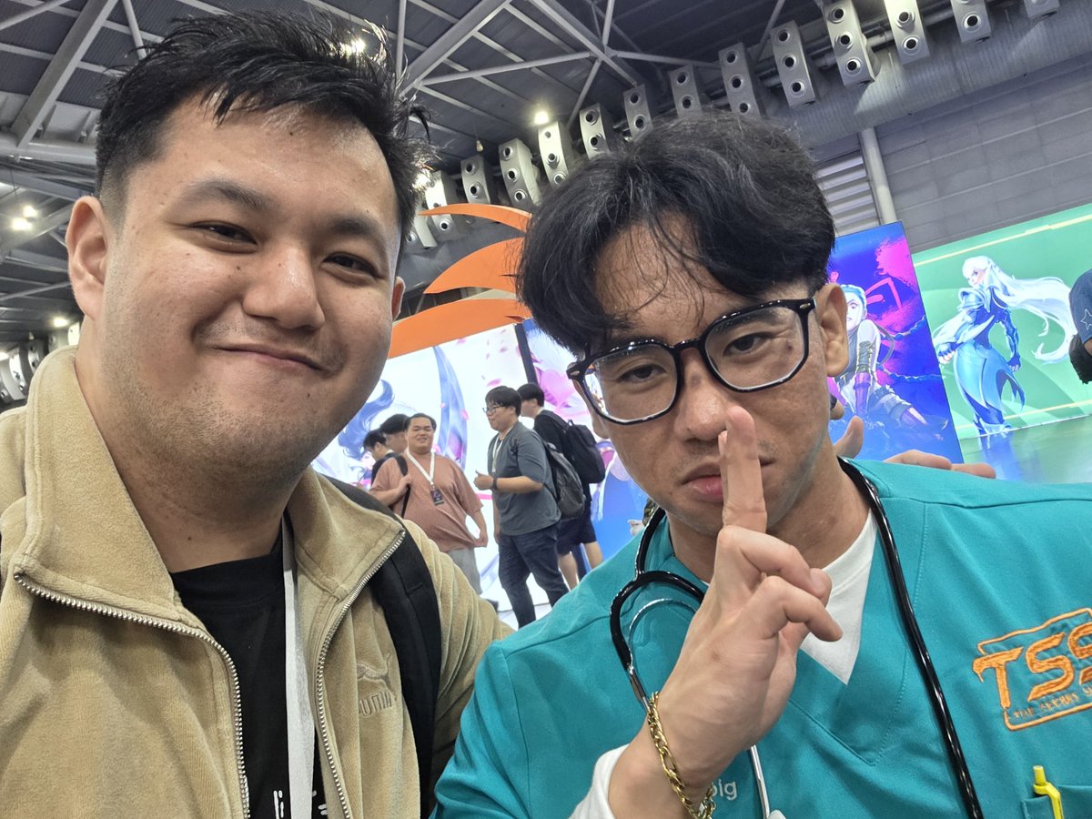 MiggyTheGamer's tweet photo. Collection of selfies with the pros! Couldn't believe I got to meet the people I look up to in this game. Thank you @Collinka @AlanzqTFT @MICE_Squirtle @housesarebig !! https://t.co/uzK4cJguYM