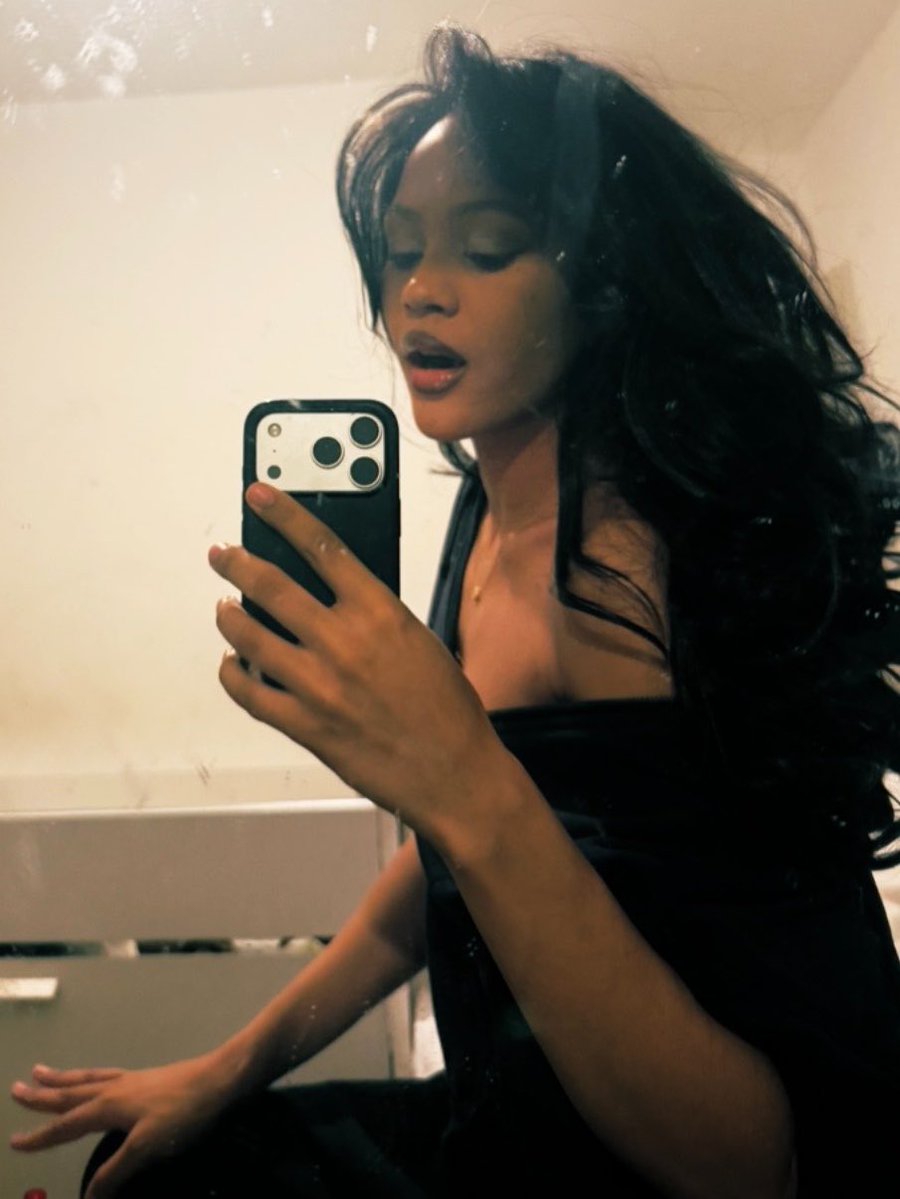 zeitloslaura's tweet photo. yes we love trashy mirror selfies #wlw https://t.co/1VHJrBnAtO