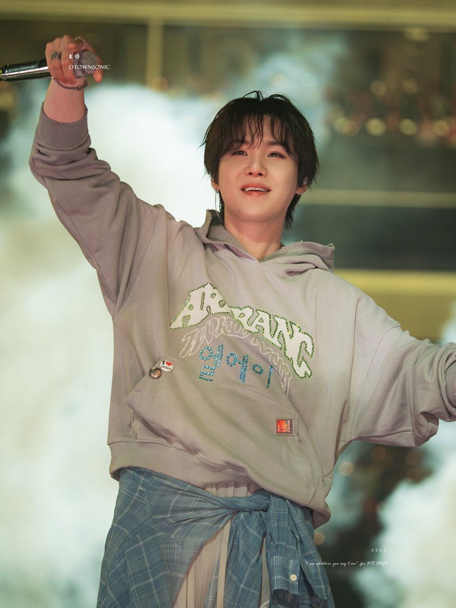 BTSDailyChile's tweet photo. ARMY se dio cuenta de que uno de los pines que hizo como freebies para regalar durante el concierto terminó  en la ropa de Yoongi 

Ahora la gran pregunta es: ¿cómo llegó hasta ahí? ¿Acaso los estilistas recibieron algunos freebies de ARMY y decidieron usarlo? 

#ARIRANG_WORLDTOUR 
@BTS_twt 

© 0613__yfeBTS