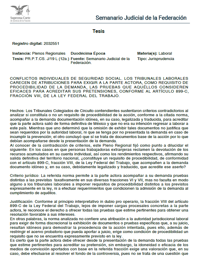 ERoqueH's tweet photo. El acceso a la jurisdicción se desnaturaliza cuando el juzgador agrega condiciones que el legislador no estableció.
La valoración probatoria no puede convertirse en una puerta de entrada al proceso.

1. IDENTIFICACIÓN TÉCNICA. Órgano emisor: Pleno Regional en Materias Penal y de Trabajo de la Región Centro-Sur | Época: Duodécima | Materia: Laboral | Registro: 2032551 | Tesis: PR.P.T.CS. J/19 L (12a.) | Fuerza obligatoria: Jurisprudencia por contradicción; obligatoria desde el 31 de agosto de 2026.

2. SÍNTESIS NORMATIVA. El problema consistió en determinar si el artículo 899-C, fracción VIII, de la LFT permite al tribunal exigir, desde la demanda, las pruebas que considere idóneas o eficaces para acreditar la pretensión.
La respuesta es negativa. La ratio decidendi distingue entre ofrecer prueba y demostrar la acción: la norma permite a la parte actora aportar los medios que estime pertinentes, pero no atribuye al juzgador potestad para crear requisitos probatorios de procedibilidad no previstos en la ley. La suficiencia y eficacia de la prueba corresponden al examen del fondo.

3. CRÍTICA JURÍDICA CENTRAL. El criterio reafirma un límite institucional relevante: la potestad jurisdiccional de interpretar y valorar prueba no equivale a una facultad normativa para diseñar condiciones de acceso al proceso.
La decisión resulta congruente con la tutela judicial efectiva, la legalidad procesal y la proscripción de formalismos carentes de fundamento normativo.

4. DEBILIDADES ARGUMENTATIVAS. La formulación exige una lectura cuidadosa. No significa que los tribunales carezcan de facultades para prevenir defectos legalmente subsanables, exigir requisitos previstos expresamente en la ley o ejercer potestades probatorias con fundamento normativo.
El riesgo está en confundir “no crear requisitos de procedibilidad” con “no poder requerir prueba”.

5. CONTRADICCIONES SISTEMÁTICAS. No se advierte, en su alcance correcto, tensión con la Constitución ni con los artículos 8.1 y 25 de la Convención Americana. La fricción surgiría si el criterio fuera utilizado para restringir facultades instructoras que sí tengan base legal.

6. RIESGOS E IMPLICACIONES. Autoridades: deberán separar admisión, actividad probatoria y resolución de fondo.
Litigantes: el criterio no elimina cargas probatorias.
Justiciables: disminuyen barreras procesales creadas judicialmente.
Sistema: fortalece previsibilidad, legalidad y seguridad jurídica.
Existe además una distinción importante respecto de la tesis PR.P.T.CS. J/20 L (12a.): la J/19 formula la regla general; la J/20 la aplica específicamente a personas trabajadoras extranjeras y a la exigencia de acreditar su salida definitiva de México.

7. REFLEXIÓN FINAL
La jurisprudencia toca un problema más amplio que el laboral: el juez puede interpretar los requisitos legales, pero no completar su catálogo mediante condiciones que determinen quién merece siquiera acceder al proceso. Ahí termina la interpretación y comienza una función normativa que no le corresponde.

#JurisprudenciaLaboral #TutelaJudicialEfectiva #LegalidadProcesal #CargaProbatoria #TeoríaDelPrecedente