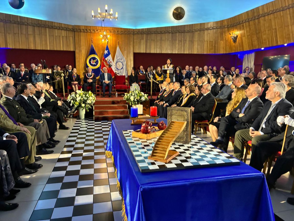 PJudicialChile's tweet photo. La presidenta de la Corte Suprema, Gloria Ana Chevesich, participa en la ceremonia Fraternitas de la República, organizada por la Gran Logia y la Gran Logia  Femenina de Chile, con motivo de las Fiestas Patrias. La instancia es encabezada por el Presidente José Antonio Kast. https://t.co/hE2A3xZ1kV