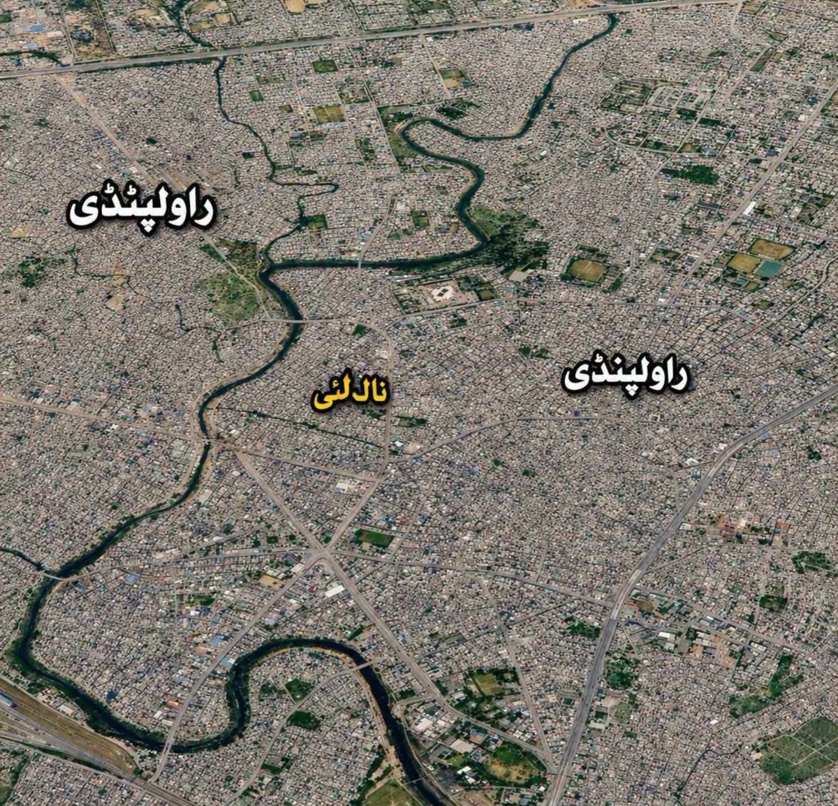 CSMR786's tweet photo. ملک ریاض کا منصوبہ اور پاکستانی قرضے ختم ؟؟؟؟

تقریبا 2003ء میں پنڈی میں کہا جاتا تھا 
کہ ملک ریاض بحریہ ٹاون نے حکومت کو آفر کی ہے.  
کہ نالہ لئی بحریہ ٹاون کے حوالے کر دیا جائے  تو وہ پاکستان کا سارا قرضہ اتار سکتا ہے ۔ 
ظاہر ہے ہمیں یہ گپ لگتی تھی۔۔ ہمارا خیال تھا کہ ملک صاحب شاید کسی روز ترنگ میں آ کر کچھ کہہ ہی گئے ہوں. 
مگر عملی طور پر یہ ناممکن تھا۔
مگر جو اس پر یقین کرتے تھے.
ان کے پاس پورا اک پلان تھا ۔۔ کہ یہ کیسے ممکن ہے. یہ پلان تھا بھی قابل عمل۔۔
یہ بڑا لمبا چوڑا پروجیکٹ تھا. بعد میں شیخ رشید کی جانب سے لئی ایکسپریس وے کا منصوبہ انہی خطوط پر بنایا گیا تھا.
  
ملک ریاض اور شیخ رشید کے منصوبے میں فرق یہ تھا.  کہ ملک صاحب نے لئی کے دونوں اطراف بڑے بڑے شاپنگ مالز.  اپارٹمنٹ بنانے تھے.  ان کے سامنے سے روڈ گزارنا تھا.  اور لئی کے دونوں اطراف کو بزنس سیینڑ بنانا تھا.  
جبکہ شیخ صاحب کا منصوبہ دونوں اطراف روڈ کا تھا .  
شیخ صاحب کا منصوبہ کوئی خاص نہیں تھا.لئی کے دونوں اطراف کچا روڈ ویسے بھی ہے.  جس میں رکاوٹیں ہیں۔ یہی رکاوٹیں دور کر کے روڈ پختہ ہونا تھا.
اور پھر لو جی بن گیا لئی ایکسپریس وے.
 
ملک ریاض کامنصوبہ اگرچہ گپ تھا ۔۔مگر یہ تھا بڑا جدید.  اور یہی اب نالہ لئی کی تباہ کاریوں سے بچنے کا حل رہ گیا ہے.  
ملک ریاض کے منصوبے کے حامیوں سے جب پوچھا جاتا تھا. 
کہ بھیا. دونوں اطراف پہ مارکیٹیں بنا لو گئے.  تو ظاہر ہے نالہ لئی کی چوڑائی کم ہو گئی. .  چوڑائی کم ہونے کی وجہ سے برسات میں تو اطراف میں بنی ان مارکیٹوں پر تباہی پھر جانی ۔۔ آپ کا بزنس سینٹر تو وڑ جانا.  
تو وہ نہایت سنجیدگی سے اس کا حل یہ دیتے تھے ۔۔
کہ نالہ لئی.میں آج تک پانی کی جو بلندی ہے.  وہ چھبیس فٹ ہے ۔۔۔ چاہے جتنی بھی طغیانی آئے ۔۔ پانی چھبیس فٹ تک بلند ہوتا ہے.  
اب پانی لئی کے کناروں سے باہر نکل کر شہر میں اس لیے پھیلتا ہے کہ مسلسل گند اور کچرہ اس میں پھینکنے سے اس کا گراونڈ لیول بلند ہو چکا ہے.  
اس کے علاوہ  اس کے کناروں پر قبضے کر کے. اس کی چوڑائی کو بھی کم کر دیا گیا ہے. .  
اب جو ملک ریاض کا منصوبہ ہے.  اس سے تو مزید چوڑائی کم ہونی ہے ۔۔مطلب پانی کی سطح مزید بلند ہوگی.  
لیکن منصوبے کے تحت چوڑائی کم ہونے کو گہرائی ذیادہ کر کے مینج کیا جانا تھا۔
لئی کی گہرائی کو پچاس فٹ سے بھی ذیادہ کیا جا سکتا ہے.  اور اسطرح اس کے پانی کو کناروں کے اندر اندر ہی رکھا جا سکتا ہے.  
گہرائی ذیادہ ہونے پر شہر کے مکانات کو نقصان کو بھی وہ لئی کےکناروں اور نچلی سطح کو پختہ ختم کر دیتے تھے. .
یہ منصوبہ ہی رہا. .  کبھی بات آگے نہیں بڑھی ۔۔۔
شیخ صاحب نے جو لئی ایکسپریس وے منظور کرایا تھا.  وہ بھی اس وجہ سے قابل عمل نہیں ۔۔کہ اخراجات بہت ذیادہ ہیں. حکومت اتنا فنڈ نہیں دے سکتی ۔۔

ملک ریاض کی اس مبینہ آفر اور منصوبے کو گپ ہی قرار دیا جاتا ہے. .  
لیکن یقین کیجیے ۔۔ لئی کا حل اب یہی رہ گیا ہے. .  
کہ اس کی گہرائی کو ذیادہ کیا جائے اور یہ اب ناممکن نہیں.  
لاہور میں جب شہر پچاس فٹ نیچے سے اک نئی اور بڑی سیوریج لائن کا منصوبہ بن سکتا ہے. جس میں رکاوٹ یہ ہے کہ اس سے اندورن پرانے لاہور کے مکانات کو ہونے والے نقصانات سے کیسے بچا جائے ۔۔
پنڈی میں تو یہ آسان ہے. .  کہ یہاں شہر کو کھوکھلا کرنے کی ضرورت ہی نہیں ۔ لئی موجود ہے ۔بس اسے گہرا کرنا ہے. .  
ملک ریاض کا منصوبہ نہ سہی. .  لئی ایکسپریس وے پر تو سوچا جا سکتا ہے. . 
اس کے علاوہ پنڈی کی منیجمنٹ چاہے جتنے جتن کر لے لئی کا مسئلہ یوں ہی رہنا ہے.  
کیونکہ لئی پر سب سے ذیادہ دباو پنڈی  نہیں بلکہ اسلام آباد کے نالے ڈالتے ہیں۔ اور اسلام آباد کا رویہ اس حوالے سے نہایت خود غرض ہے.  ۔سی ڈی اے نالوں کے حوالے سے جتنی بھی پلاننگ کرتا ہے. وہ صرف اس پر ہوتی ہے کہ پانی کو اسلام آباد کی حدود سے کیسے نکالا جائے. .  اسلام آباد کی حدود سے نکلنے کے بعد پانی کیا کرتا ہے. یہ سوچنا سی ڈی اے کا کام نہیں.  
اور سی ڈی اے اسلام آباد کے اندر کتنی ناقص پلاننگ کرتا ہے.  اس کا انداز اسلام آباد کے چھوٹے نالوں کی طرف سے ہونے والی تباہی سے ہی لگایا جا سکتا ھے۔