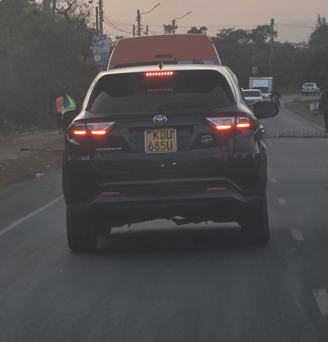 LillyanneNganga's tweet photo. This car threw a plastic bottle out onto the road. 

I honked at them, and I think to show me 'utadoo?', they immediately threw another bottle out and sped off! 

Stupid, stupid people! https://t.co/JSXCoSYZAL