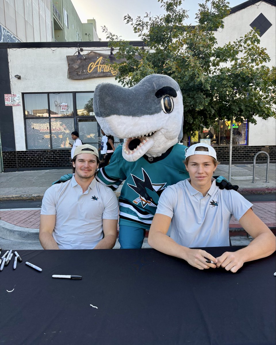 SanJoseSharks's tweet photo. Oakland, thanks for helping us #TurnItAllTeal and kick off our fourth Sharks Around the Bay! 👏 https://t.co/4M1dYgE6RA