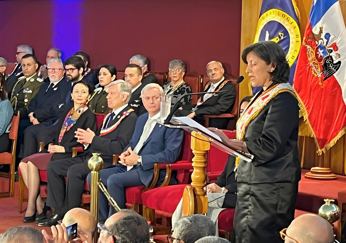 PJudicialChile's tweet photo. La presidenta de la Corte Suprema, Gloria Ana Chevesich, participa en la ceremonia Fraternitas de la República, organizada por la Gran Logia y la Gran Logia  Femenina de Chile, con motivo de las Fiestas Patrias. La instancia es encabezada por el Presidente José Antonio Kast. https://t.co/hE2A3xZ1kV