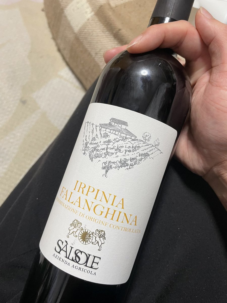 yuya421kai's tweet photo. この前、差し入れで貰ったワイン！🍷
頂きます❗️ https://t.co/mlcft3XC7m