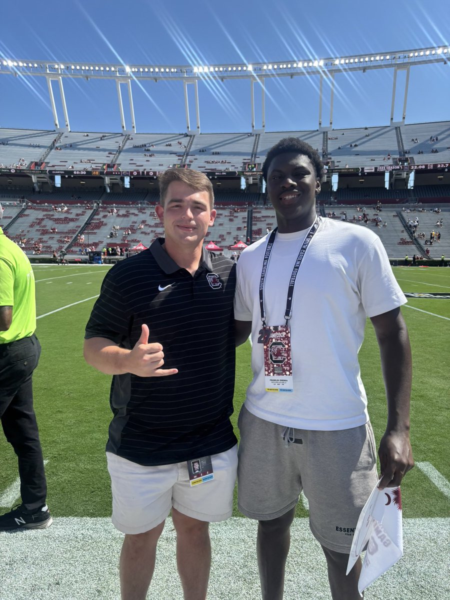 dsheehan_88_12_'s tweet photo. 2027 OLB / ATH @FranklinOmenka enjoying his Game Day visit to @GamecockFB today! Thank you @dru_lindler for hosting our guy! @Uncommon_Coach @FCHS_CoachH @Bulldogs_FB @ForsythSports @RecruitGeorgia https://t.co/VonBSDeHXO