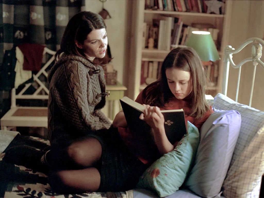 flavhiass's tweet photo. ✓Aos 16 e 23 anos eu entendia mais a Rory. Aos quase 40 eu entendo muito mais a Lorelai. E tenho a impressão de que, se eu continuar reassistindo, daqui a alguns anos vou finalmente entender a Emily. https://t.co/9RoyHQg6G8