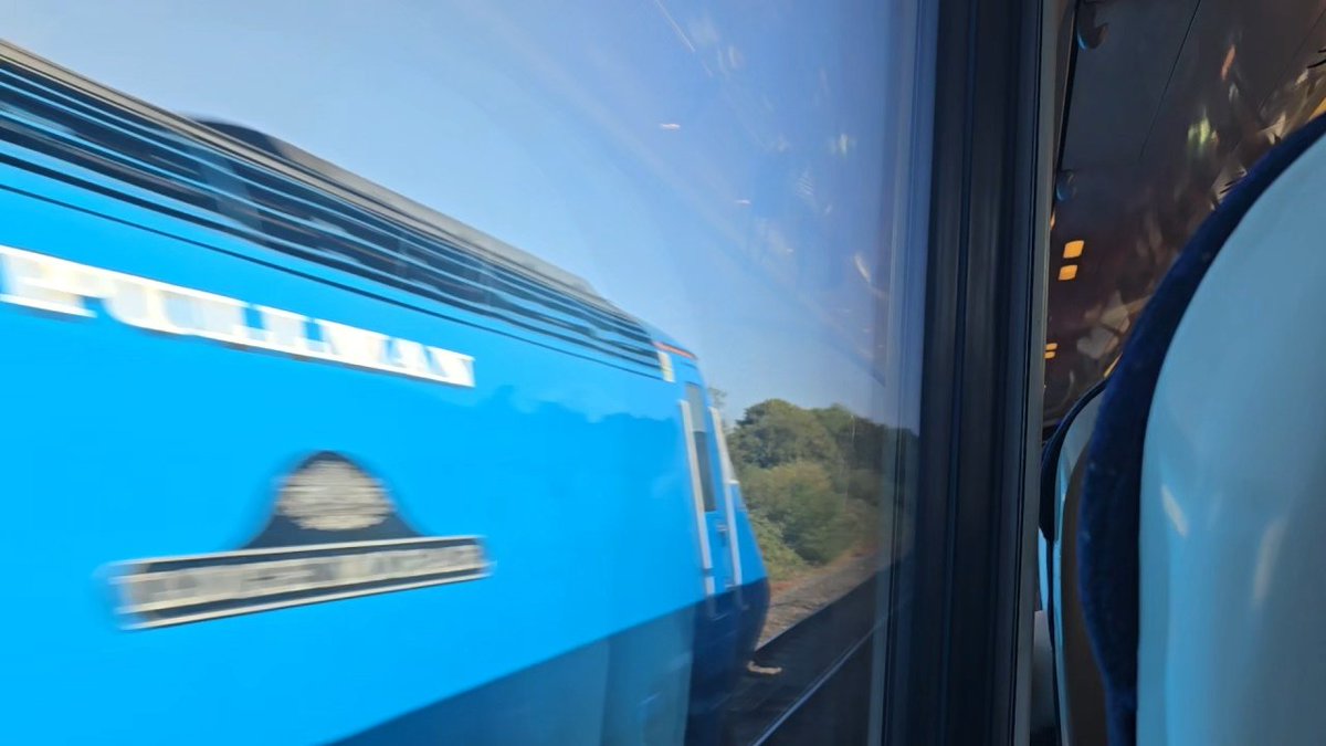 DanSpotter86's tweet photo. Heres a shot of @LocoServicesGrp Class 43050 (Loch Morar) +055 Working the 1Z32 Paignton to Scarborough Yorkshire Coast Pullman at Bromsgrove on 12/08/26. #Class43 #Midlandpullman #Yorkshire #LochMorar #1Z32 #Bromsgrove #Lickeyincline #Hst #Intercity125 #lsl https://t.co/kZLVDMEvwK