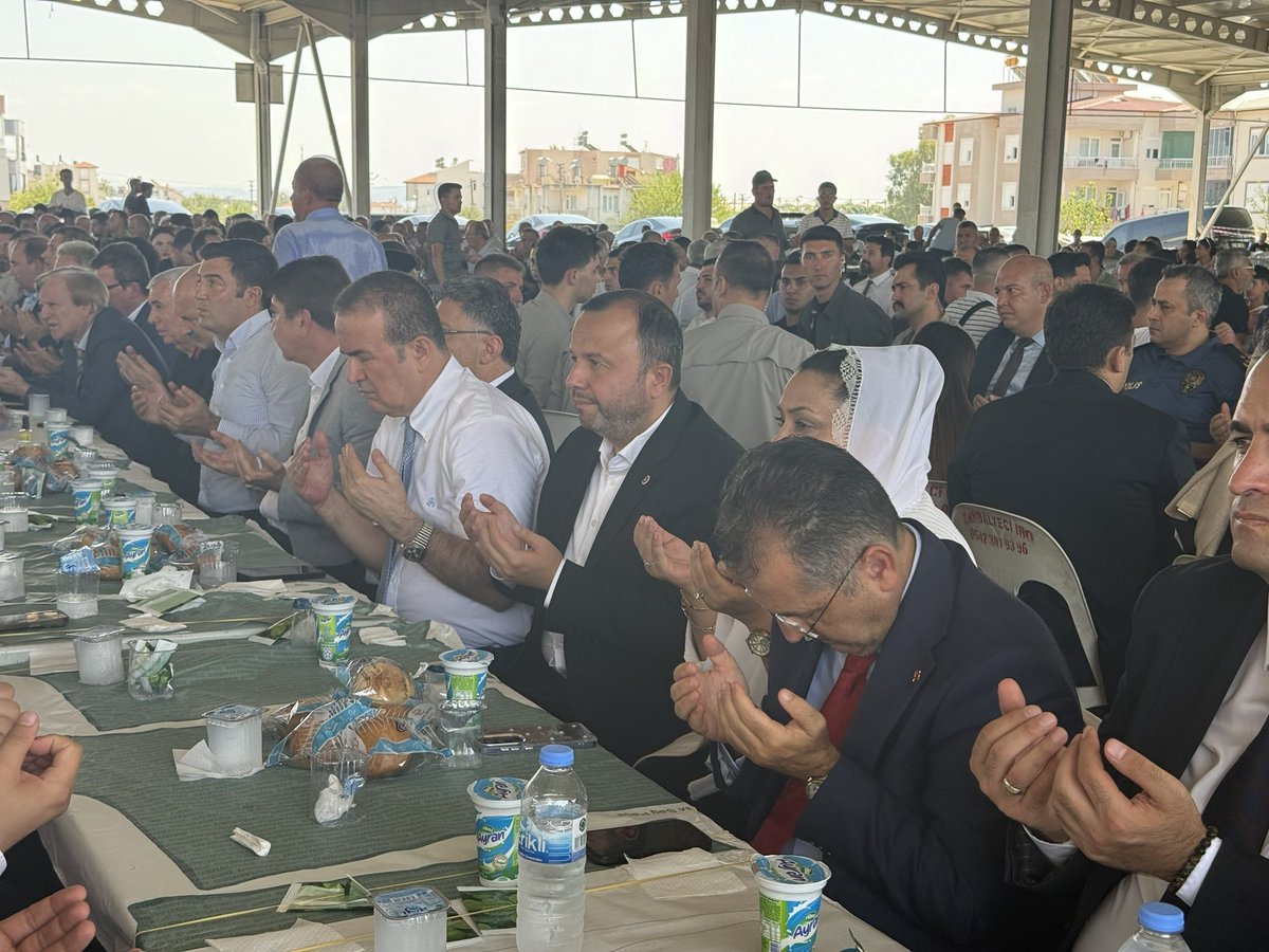 ethemtas's tweet photo. 📍 Serik

Antalya Milletvekilimiz Sayın Kemal Çelik’in vefat eden kıymetli ağabeyi için okutulan Mevlid-i Şerif programına katıldık.

Merhuma Allah’tan rahmet; başta Sayın Kemal Çelik olmak üzere ailesine, yakınlarına ve tüm sevenlerine sabır ve başsağlığı diliyorum.

Mekânı cennet, makamı âli olsun.