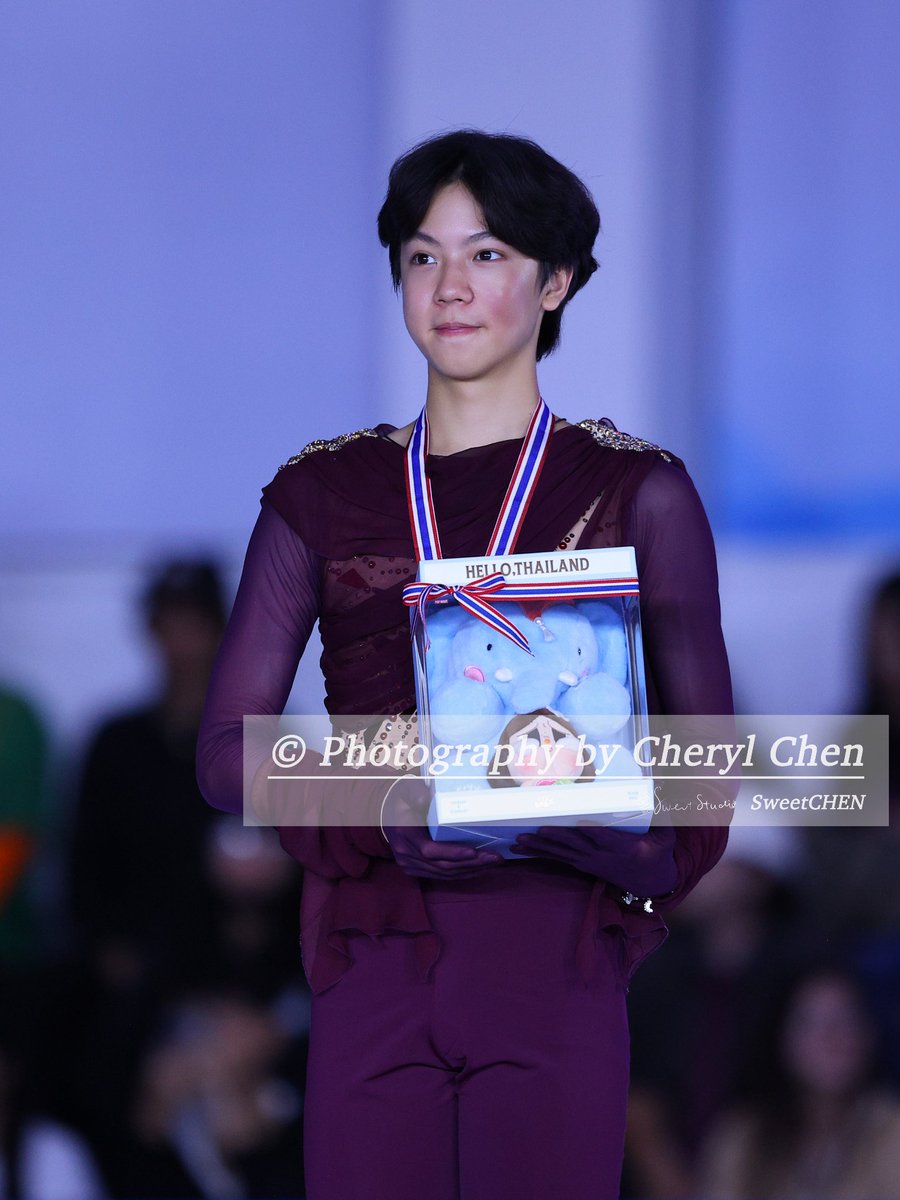 hiroGOATathip's tweet photo. photos with hiro from medal ceremony by cheryl chen https://t.co/RfXvEXWbXN