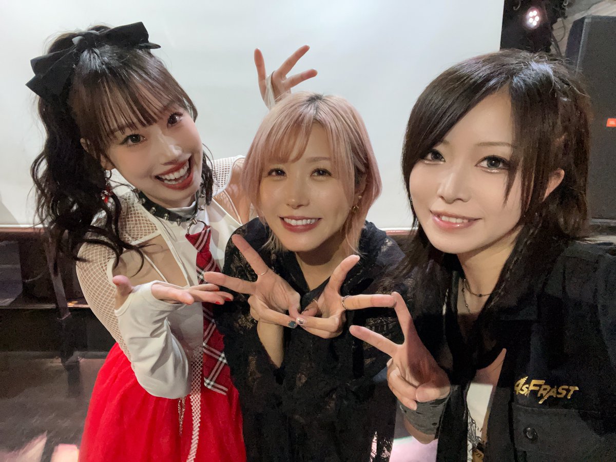 ayaka_aizawa's tweet photo. 吉祥寺SHUFFLE thanxx！

どーも。愛沢先輩です🛵ﾌﾞﾝﾌﾞﾝ←

momocaツアファイで3マン！
初めましての紗耶華ちゃんは超ハッピーガールで、初めてじゃないみたいだった！ww

こんな素敵な1日にASH FRASTを選んでくれて嬉しい！まだまだいろんな街に旅に行こうね！

こんな日を重ねて、大きくしていきたいなー！

今日はワンマンチケット3枚ゲットしてもらえたど！💕

#ASH_FRAST
#愛沢先輩