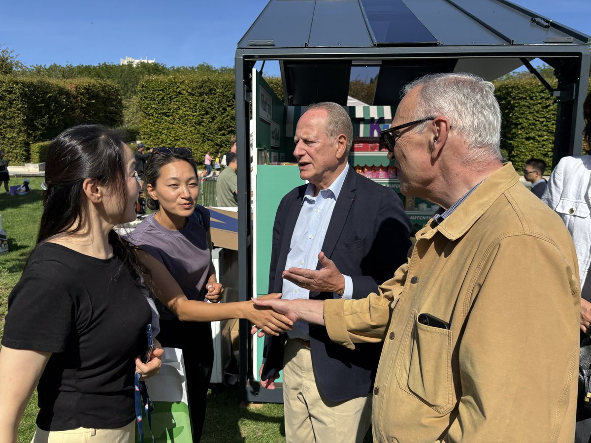 mairie15's tweet photo. Grand succès pour cette première journée du K-Street Festival au parc Citroën, inauguré par @Philippe_Goujon, @GregoryCanal et @DgCourtois. + de 60.000 participants attendus tout au long du week-end pour cette 6e édition organisée par #Primetime, en partenariat avec #Paris15 https://t.co/Ngsgn0EhF2