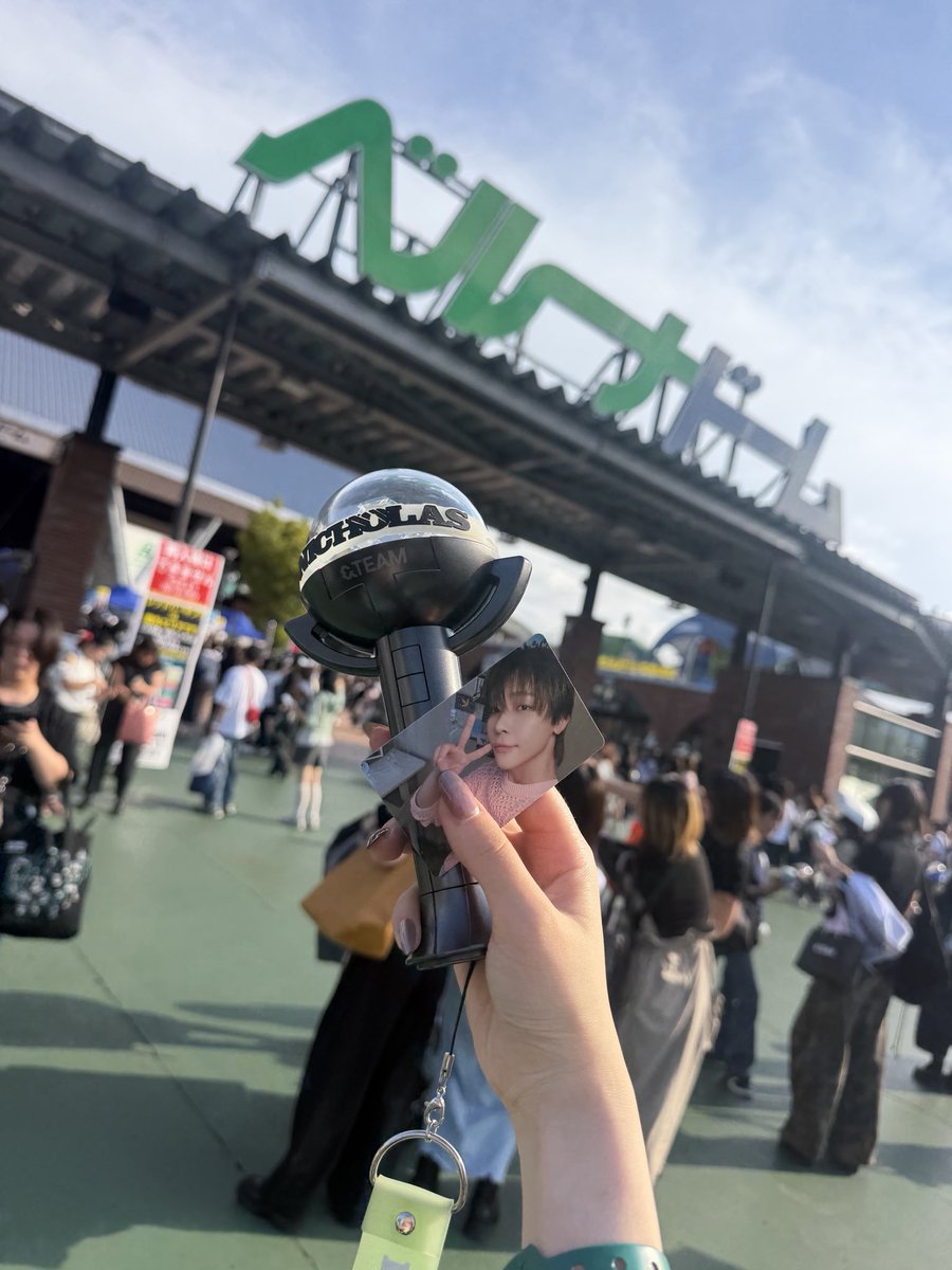 lune24311's tweet photo. 初ドームおめでとう、最高の4周年をありがとう
懐かしのうちわと一緒にお祝いしてきました。
語り尽くせないほどの感動。自然と涙が流れてきた。
色���思い出して感慨深くなるし、LUNÉを想って作ってくれた舞台も最高すぎる
ずっと大好き
#andTEAM #縁DAY
#BLAZETHEWAY_ENCORE
#BLAZETHEWAY_BELLUNADOME https://t.co/MxIAndbw7B