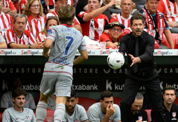 KierskiJacek's tweet photo. Typowy wyjazd na San Mames. 5 minut na początku drugiej połowy nas pogrzebało. Ani przez minutę nie pachniało tu remontadą. Athletic pokazał determinację i poświęcenie. To wystarczyło. Okropnie słaby Grimaldo, okropnie słaba defensywa. Okropny mecz.
#ATMPL #ATHATM https://t.co/LayXUmef39