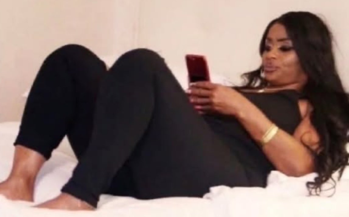 Laura_arma_ni_'s tweet photo. me on my phone at 2am knowing I have to be up by 6am https://t.co/6vzx8LxEBG