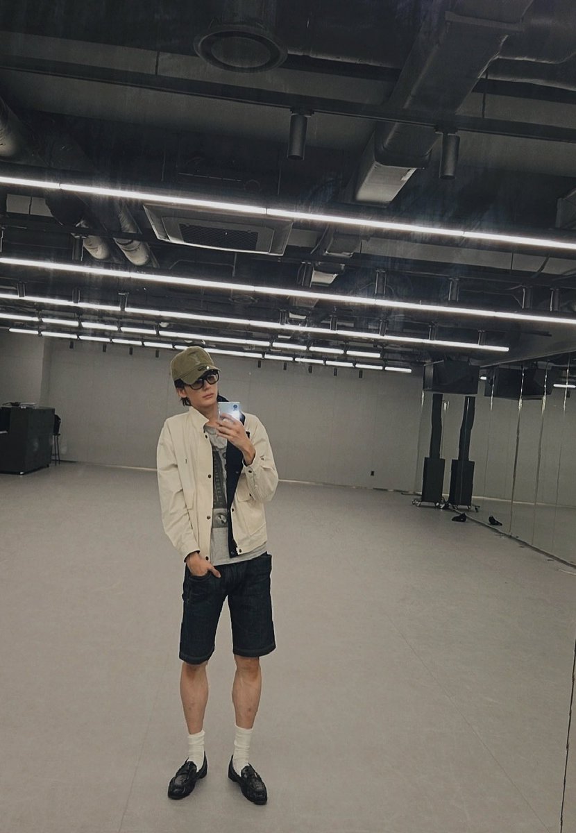 antonisbabo's tweet photo. 아니 잠만 이찬영 반바지 미쳤네 https://t.co/xXeJx2CVTo