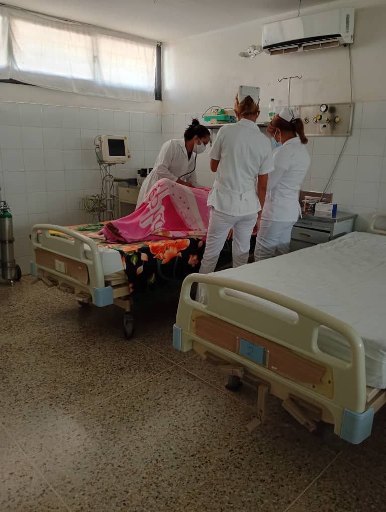 LAR_2025's tweet photo. Desde CDI Altos de Brasil, estado Lara la Dra. Vera Beatriz Espinosa Diplomante en Terapia Intensiva junto a las licenciadas en Enfermería Enma Verdecia y Yanelis Sanz brindan servicios de salud a pacientes hospitalizados, evaluando integralmente a cada uno de ellos. #CubaCoopera https://t.co/noegIfhFHp