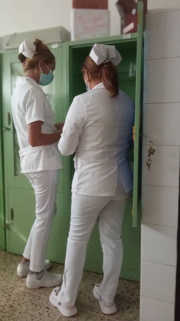 LAR_2025's tweet photo. Desde CDI Altos de Brasil, estado Lara la Dra. Vera Beatriz Espinosa Diplomante en Terapia Intensiva junto a las licenciadas en Enfermería Enma Verdecia y Yanelis Sanz brindan servicios de salud a pacientes hospitalizados, evaluando integralmente a cada uno de ellos. #CubaCoopera https://t.co/noegIfhFHp