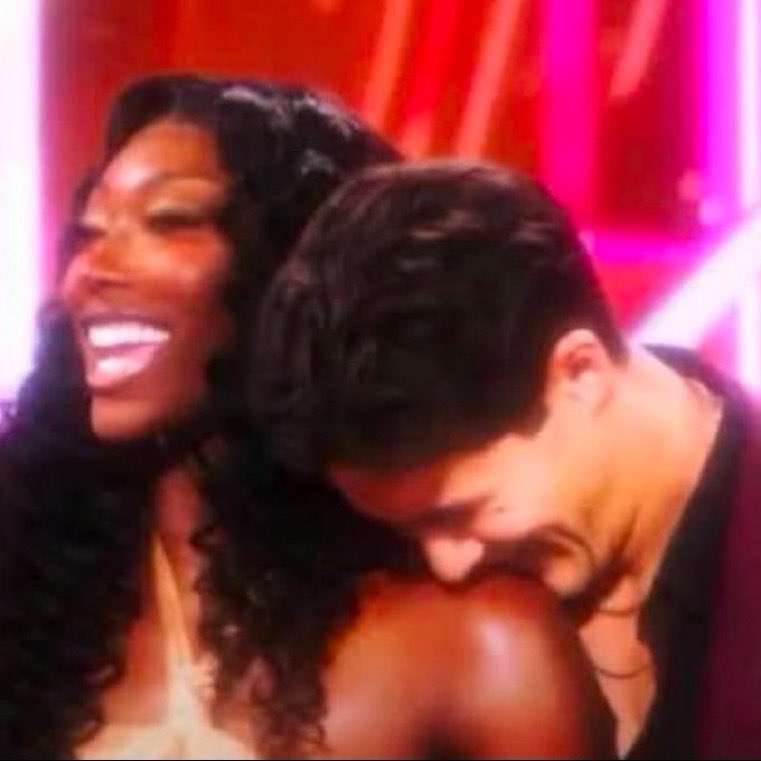 oyinzworld's tweet photo. He loves that shoulder bad henniii https://t.co/cJDBcGqGvm