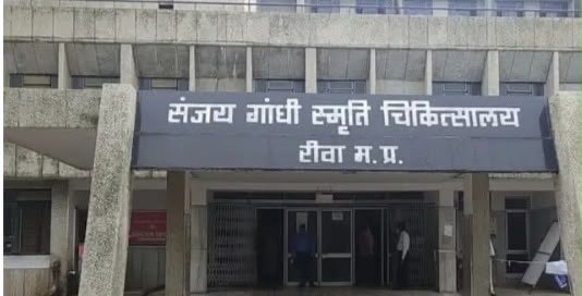 RajnitikKranti's tweet photo. *रीवा के संजय गांधी अस्पताल में हैरान करने वाला मामला*
*डॉक्टर ने मृत घोषित किया, अगले दिन चलने लगी सांसें*
मध्य प्रदेश के रीवा स्थित संजय गांधी स्मृति चिकित्सालय में एक ऐसा मामला सामने आया है, जिसने अस्पताल की चिकित्सा प्रक्रिया पर सवाल खड़े कर दिए हैं। करीब 80 वर्षीय महिला मरीज https://t.co/fXNYjevY4t