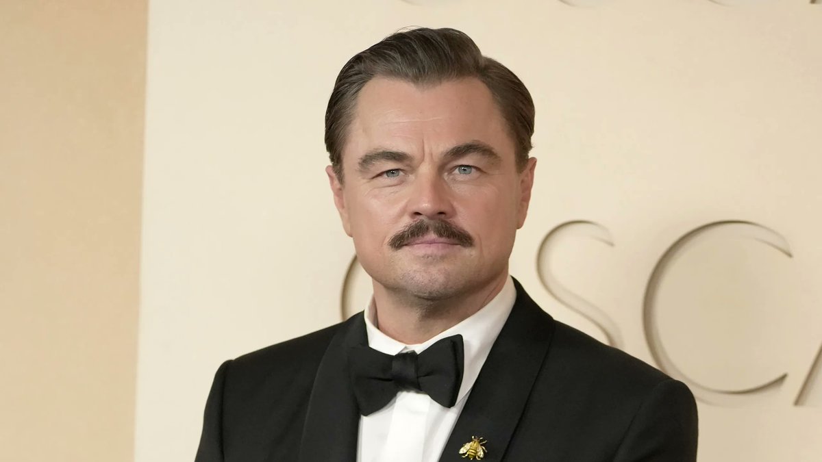 lachaine12pts's tweet photo. #Italie 🇮🇹

Selon des informations relayées par Vanity Fair, Leonardo DiCaprio pourrait être associé au « 77ᵉ Festival di Sanremo », sans qu'une apparition sur la scène de l'Ariston ne soit confirmée. Cette rumeur témoigne de l'ambition internationale de Stefano De Martino pour sa première édition en tant que directeur artistique.

Cet été, Stefano De Martino s'est rendu aux États-Unis pour préparer le festival italien, notamment en travaillant sur la sélection des chansons avec Fabrizio Ferraguzzo.

Il aurait également été reçu par le mannequin italien Vittoria Ceretti, compagne de l'acteur américain, alimentant les spéculations sur une possible implication de ce dernier, même si aucune négociation n'a été confirmée à ce stade.

#Eurovision I #ESC2027 I @Raiofficialnews I @RaiUno I @EurovisionRai I @SanremoRai I #Italy