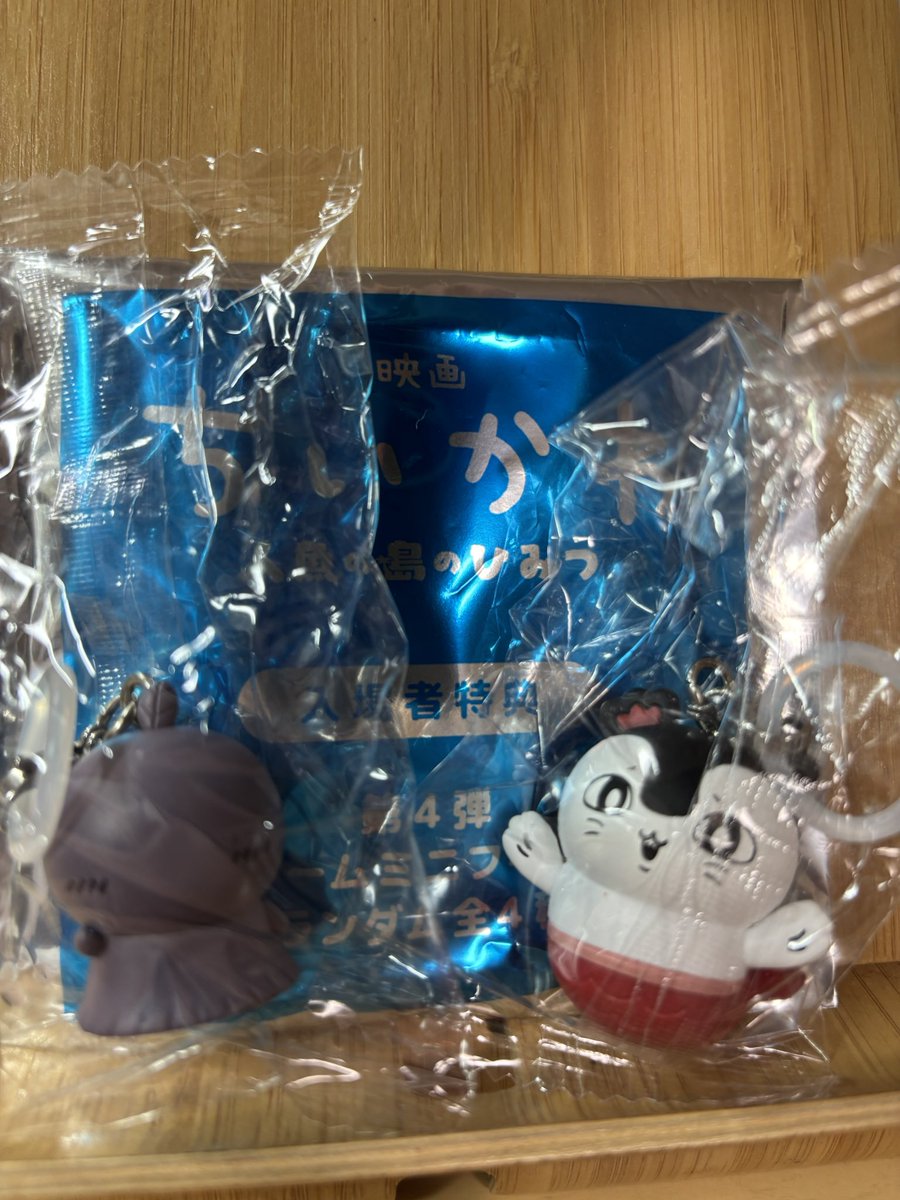Platycodon_0810's tweet photo. ちな特典はヒトハとセイレーンでした！　一発で推しが出て嬉しいけどヒトハマジでごめん！！！ https://t.co/udDstuG7ne