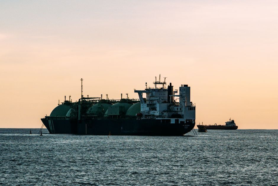 Equilibrium_HQ's tweet photo. Hafnia made $277M in a quarter by shipping oil through war zones. But if the Red Sea reopens and routes normalize, this profit engine hits a wall fast. #Shipping #Geopolitics #TheEquilibrium

https://t.co/ZJd7kBSdHE https://t.co/TaoySPGRZS