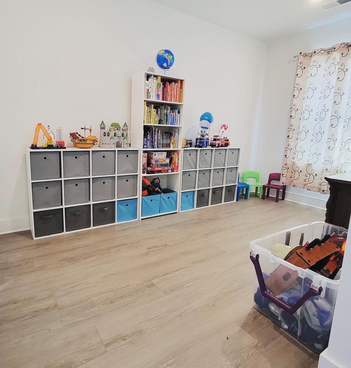 gallina37's tweet photo. Organized Playroom with @sararepurposed. Use the rainbow order system with books to encourage kids to put their books away and keep that organized look! https://t.co/tvIaQgkaeN