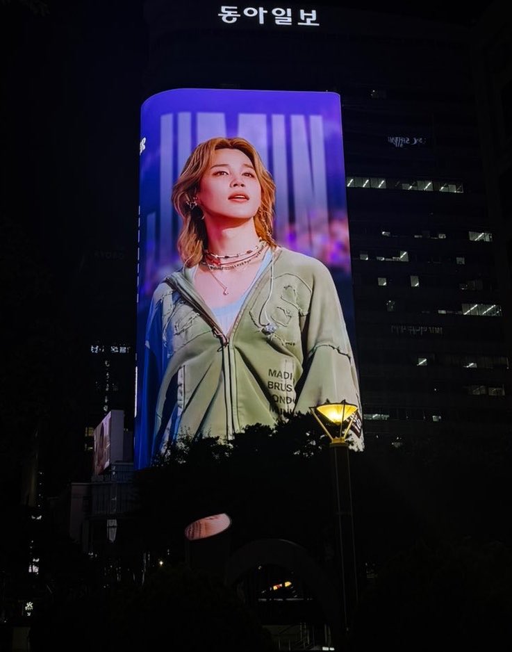JiminLatinoFB's tweet photo. Los fans de Jimin son los mejores 😭😳 miren el enorme anunció que consiguieron para el, tras ganar el Kiwing Gold Race.

El rostro de Jimin ahora se exhibe en el Luux Gwanghwamun Billboard, el mayor panel digital de Corea del Sur 🇰🇷 

 ¡Jimin tiene los fans mas dedicados y enfocados!

CONGRATULATIONS JIMIN