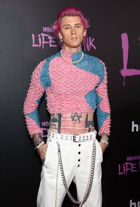IfindRetards's tweet photo. Gay retard of the day 🥇 

MGK https://t.co/XzFJktg5nG