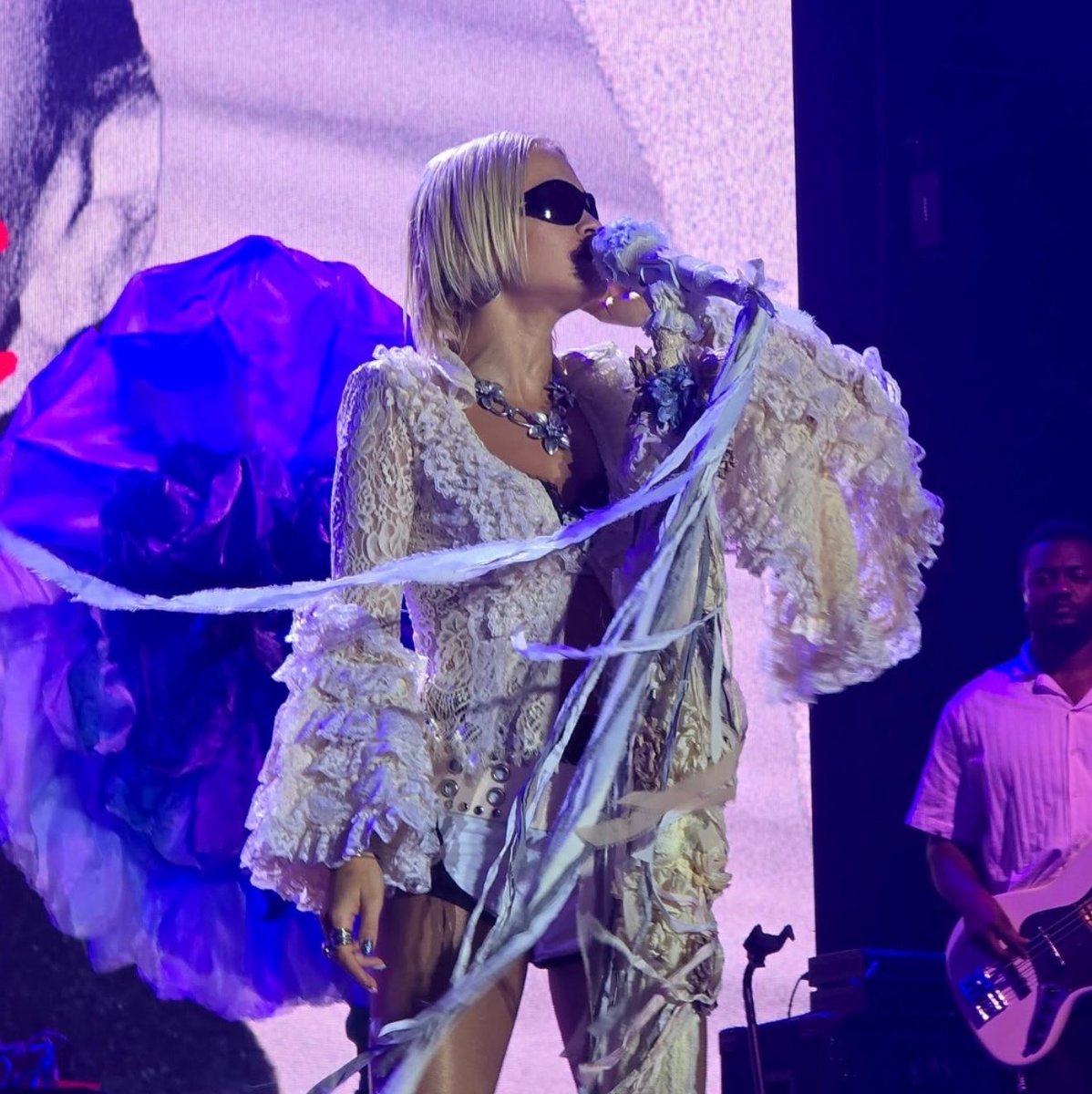 RitaBotOwen's tweet photo. 👱‍♀️ | @RitaOra is still in her blonde era, as seen by her performance today in Czech Republic, her last show of the summer! https://t.co/KvPOnZXfdi