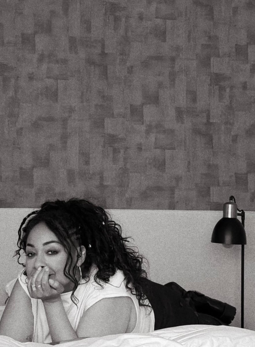 blackishpress's tweet photo. Raven Symoné stuns in this ‘green’ and white photo. 📸 https://t.co/ZFUWA8FXWn