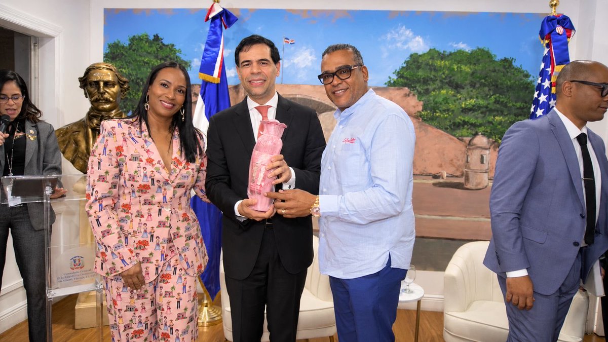 robertoangel02's tweet photo. Sostuvimos un encuentro con artistas, escritores, educadores, promotores culturales, empresarios y líderes comunitarios dominicanos del Sur de la Florida para identificar oportunidades de colaboración y fortalecer el vínculo cultural con nuestra diáspora.

Como resultado de este diálogo, avanzamos en el proyecto de dotar a Miami de una Casa de la Cultura Dominicana, un espacio para preservar y proyectar nuestro patrimonio, conectar talentos y ampliar las oportunidades de intercambio entre República Dominicana y su comunidad en el exterior.

#CulturaEnLaFlorida