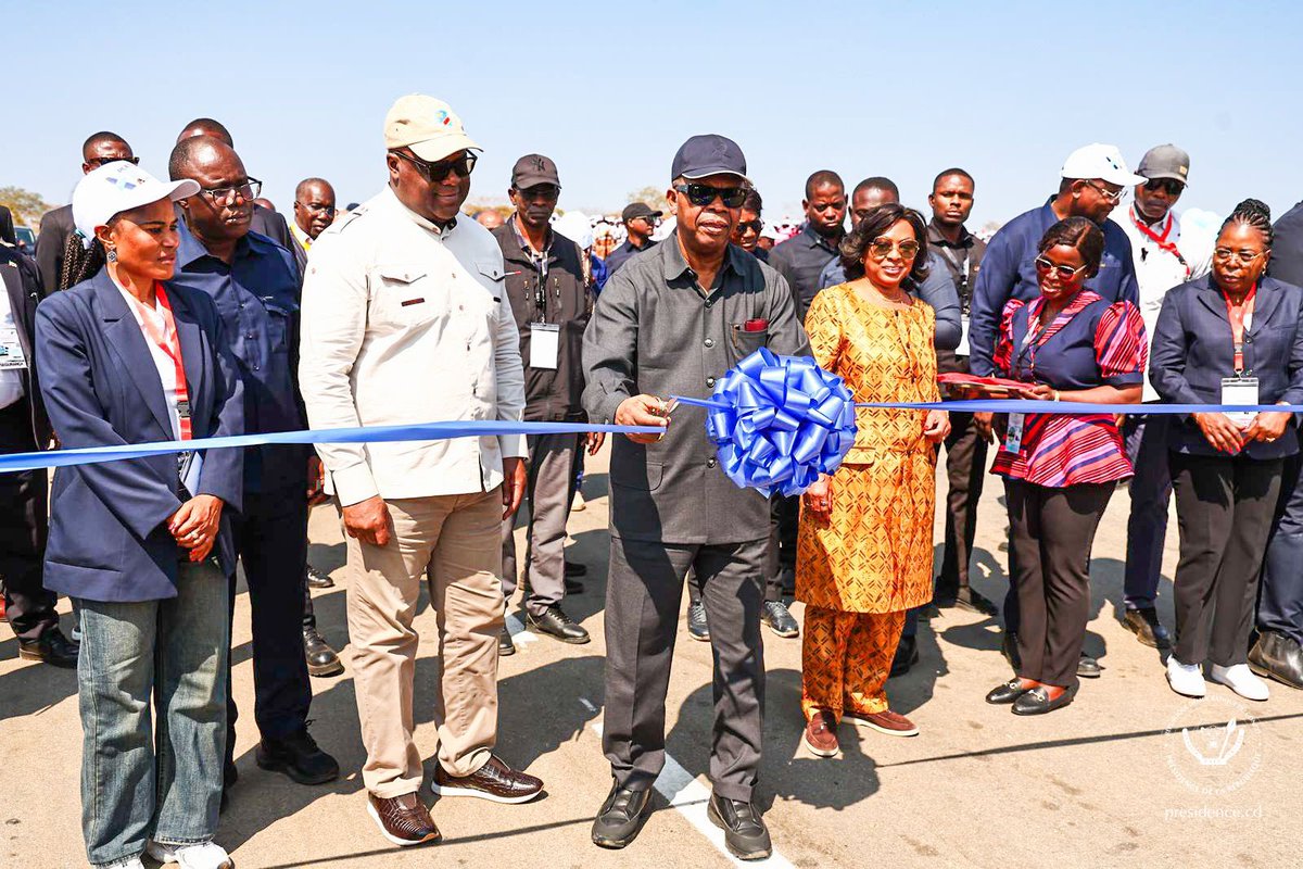 Presidence_RDC's tweet photo. À l’invitation du Président angolais, João Manuel Gonçalves Lourenço, le Président Félix-Antoine Tshisekedi Tshilombo a effectué, ce samedi 5 septembre 2026, une visite de travail dans la province de Cunene en Angola.

Les deux Chefs d’État ont pris part à l’inauguration des barrages de Ndúe et de Calucuve, ainsi que de leurs canaux d’acheminement, construits afin d’améliorer l’accès à l’eau et de lutter contre les effets de la sécheresse dans le sud de l’Angola.

Cette visite permet à la République démocratique du Congo de s’inspirer de l’expérience angolaise dans la réalisation d’infrastructures adaptées aux défis climatiques et confirme la volonté des deux dirigeants de renforcer une coopération tournée vers des solutions concrètes au bénéfice des populations.