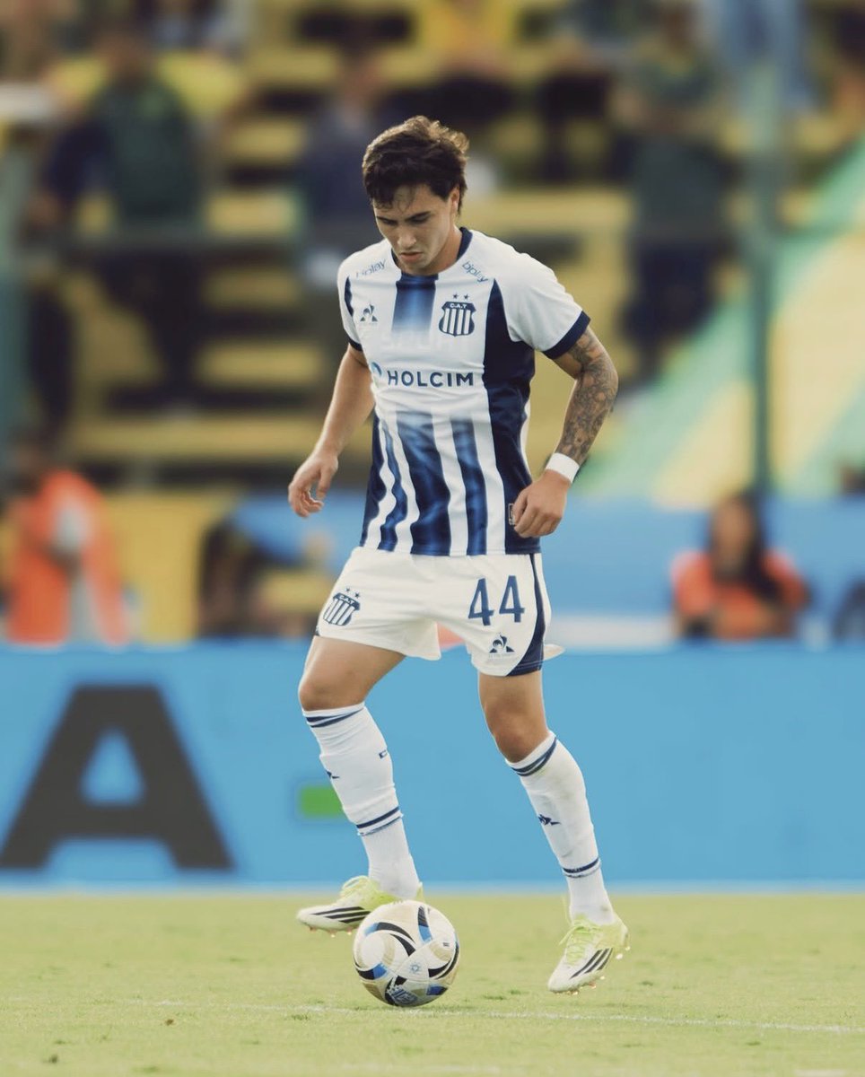 Aabriltosetto1's tweet photo. #TALLERES | 🤔 ¿Qué tanta diferencia le saca Fascendini a Santiago Fernández para ser titular indiscutido? 

👉🏽 Sabemos que Fernández no está atravesando su mejor momento defensivamente. Pero me cuesta entender que la diferencia sea tan grande para que Fascendini juegue siempre y comparta dupla con Catalán. 

🤷🏽‍♀️ Creo que la gran mayoría de hinchas de la “T” elegirían a Santiago Fernández desde el arranque.